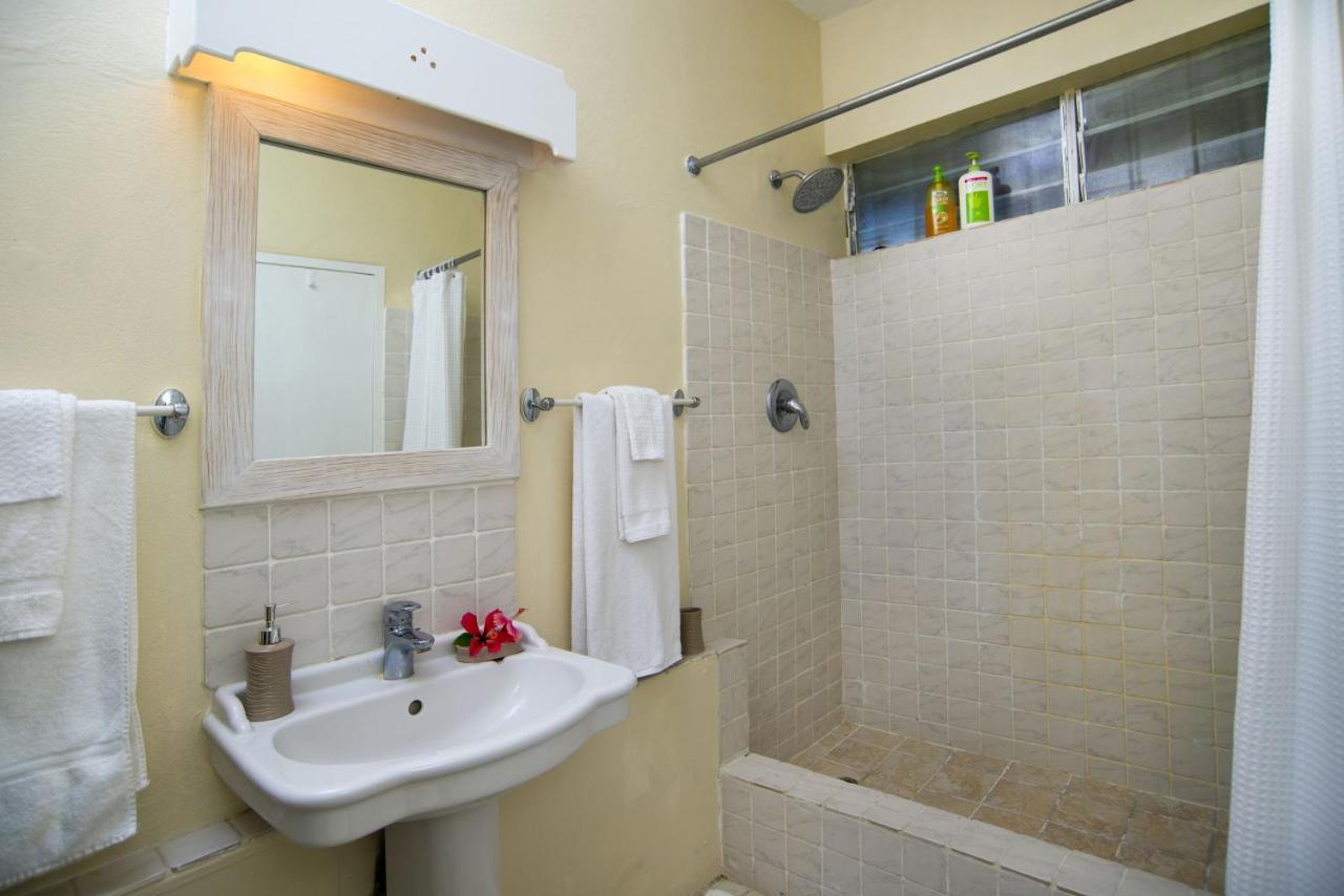 Ground Floor Apartment Located In Hometown, 5 Min Walk To The Beach Saint James Luaran gambar