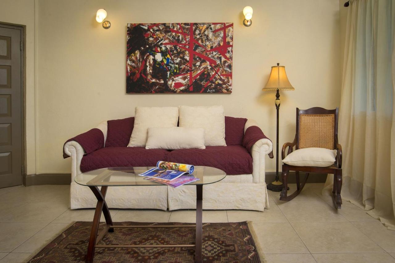 Ground Floor Apartment Located In Hometown, 5 Min Walk To The Beach Saint James Luaran gambar