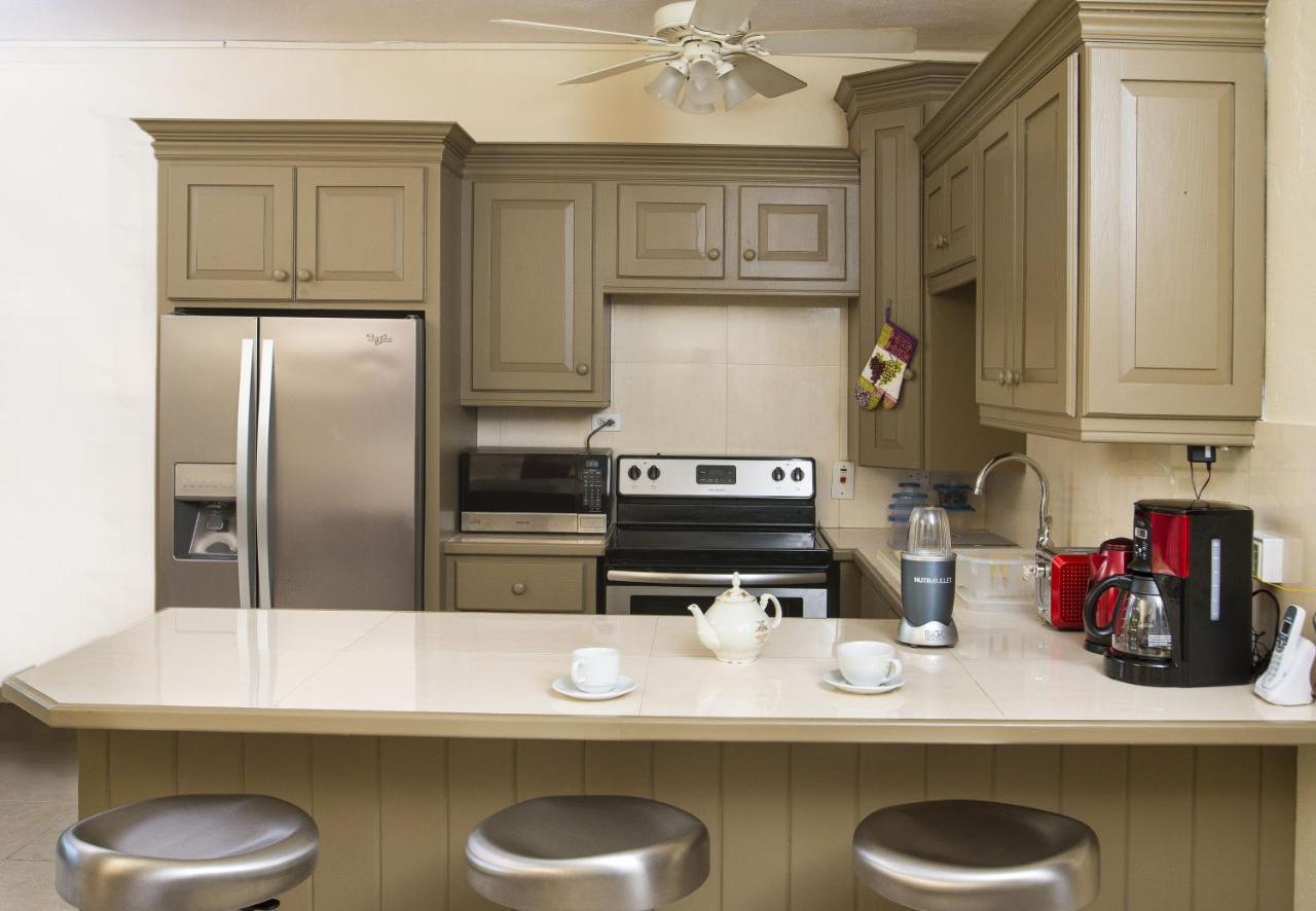 Ground Floor Apartment Located In Hometown, 5 Min Walk To The Beach Saint James Luaran gambar